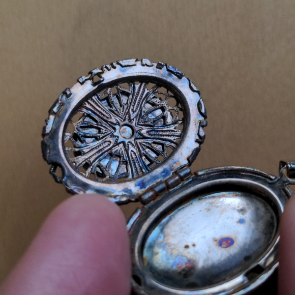 Vintage filigree locket pendant with opal-like center cabochon - Picture 13 of 14